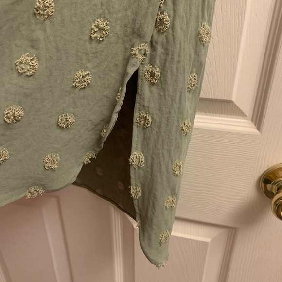 B Women’s Army Green Textured Polka Dot Top Size medium - Picture 4 of 5